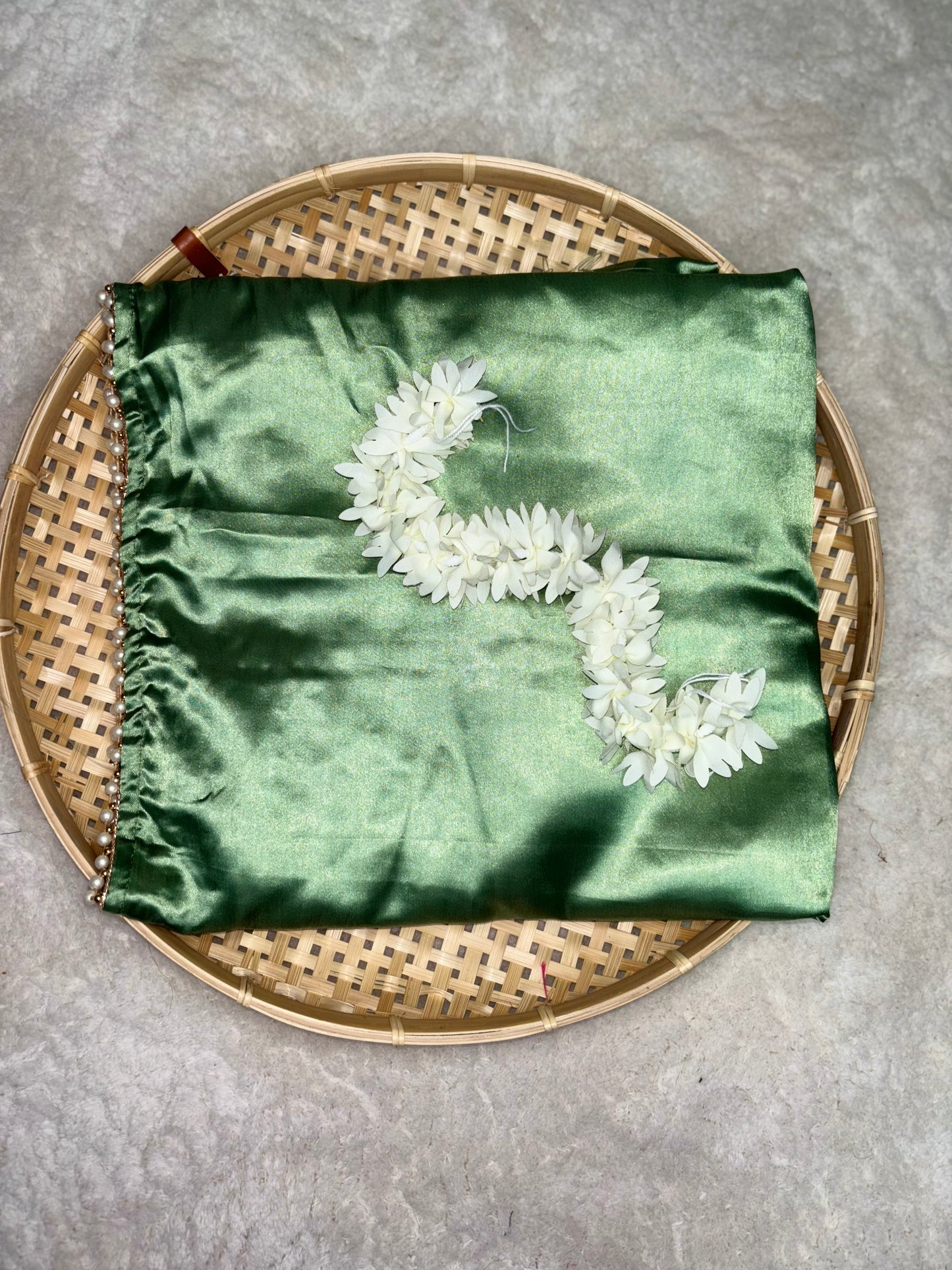 Satin Grün-Weißes Ready-to-Wear Saree