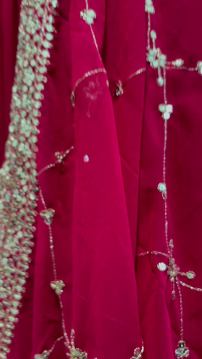Elegantes Weinrotes Churidar mit Goldenen Details